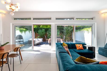 For a limited time: Townhouse carefully renovated in 2020, featuring three terraces and a fireplace