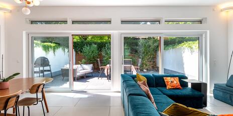 For a limited time: Townhouse carefully renovated in 2020, featuring three terraces and a fireplace