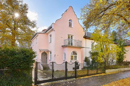 Renovated in 2022: Historic townhouse with park-like south-facing garden in sought-after location