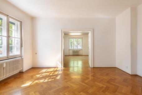 Charming 3.5-room apartment with the charm of a historic building, part of a complex built in 1928
