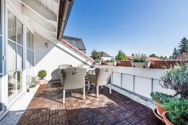 3-room attic flat with enchanting south-facing terrace in quiet prime location