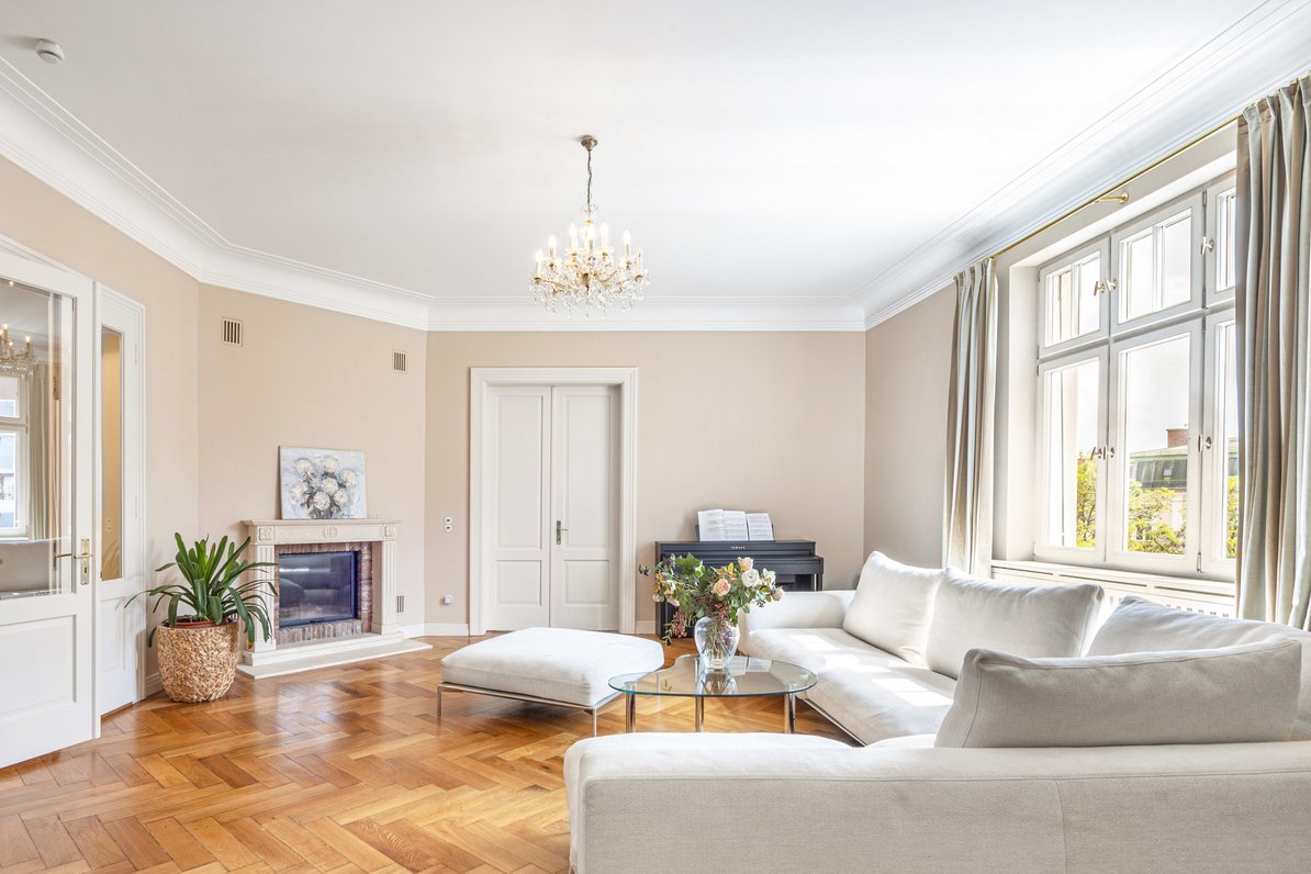 Living with open fireplace