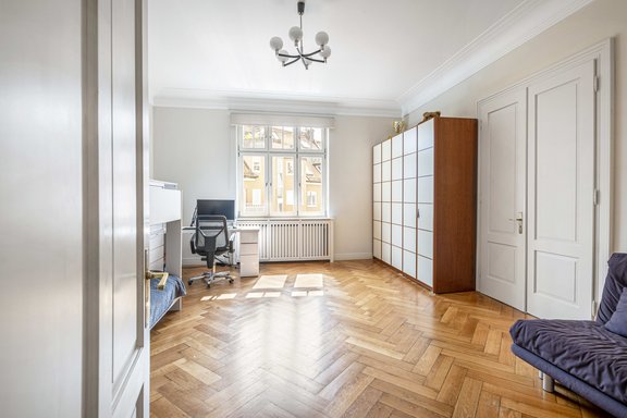 Rooms with herringbone parquet and coving ceiling stucco typical for old buildings