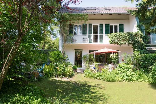 Äußerst charmante Doppelhaushälfte mit idyllischem Südgarten