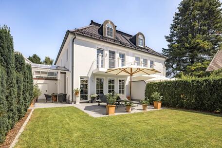 Extremely well-maintained semi-detached home in the classic villa style with a charming south-facing garden