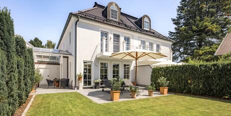 Extremely well-maintained semi-detached home in a classic villa style with a charming south-facing garden