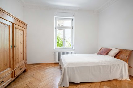 Spacious bedroom with room heights of up to 3.20 m