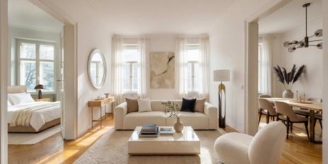A gem of a historic apartment in a city mansion: 3-bedroom apartment with a balcony near St.-Anna-Platz