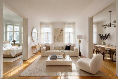 A gem of a historic apartment in a city mansion: 3-bedroom apartment with a balcony near St.-Anna-Platz