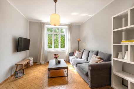 Listed 2-room city apartment with a view of Roecklplatz