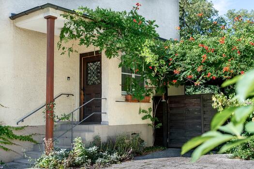 Charming House/Garden Entrance