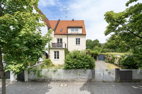 Historic city villa from 1902 on a large, sunny lot, ready for renovation