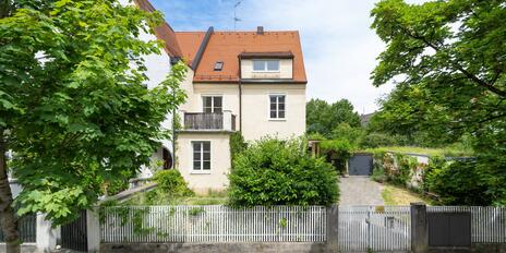 Historic city villa built in 1902 on a large, sunny lot, ready for renovation