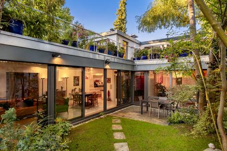 Architect's atrium house with roof terrace, garden and pool in idyllic villa location