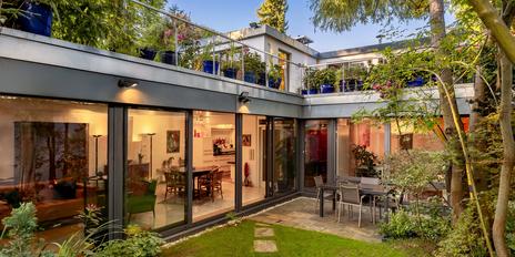 Architect's atrium house with roof terrace, garden and pool in idyllic villa location