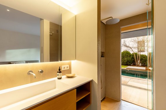 Shower room on the pool level