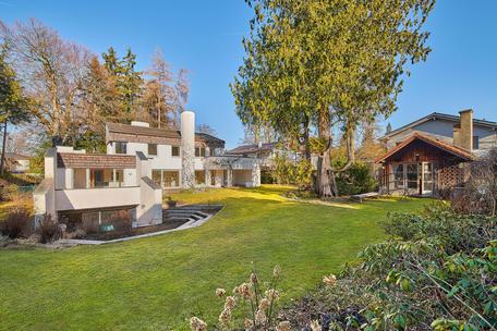 Architect-designed home with an office wing and a charming garden retreat in a prime location in Gauting