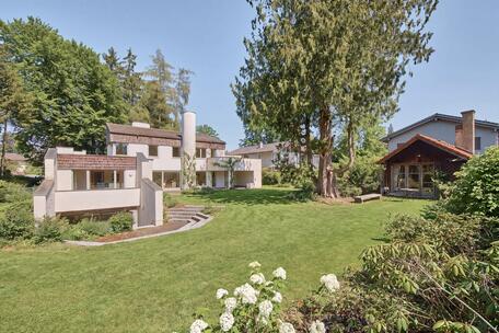 Architect-designed home with an office wing and a charming garden retreat in a prime location in Gauting