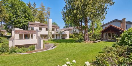 Architect-designed home with an office wing and a charming garden retreat in a prime location in Gauting