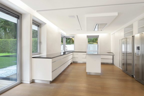 Kitchen with freestanding cooking island