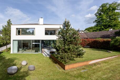 Architectural clarity meets exclusive living right on the lake