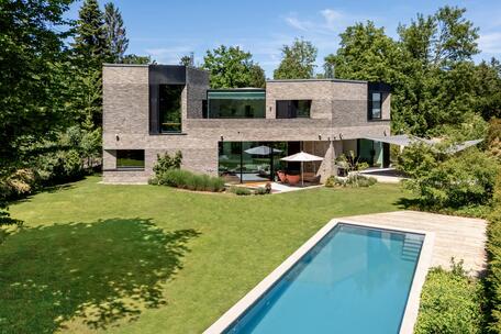 Architectural Gem in a Prime Location: A Single-Family Villa with Sophisticated Design and an Outdoor Pool