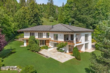 Architecture in Harmony with the Mountains and the Lake