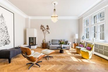 Stunningly modernized 4-room gem of an old building with stylish flair and balcony