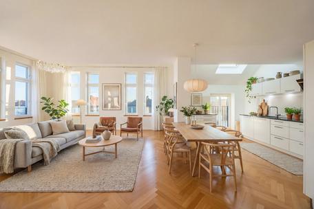 Stunning 6-room maisonette apartment with roof terrace in a listed historic building
