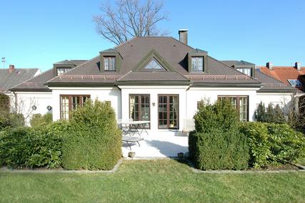 Atrractive villa with exclusive ambience and beautiful southwest garden