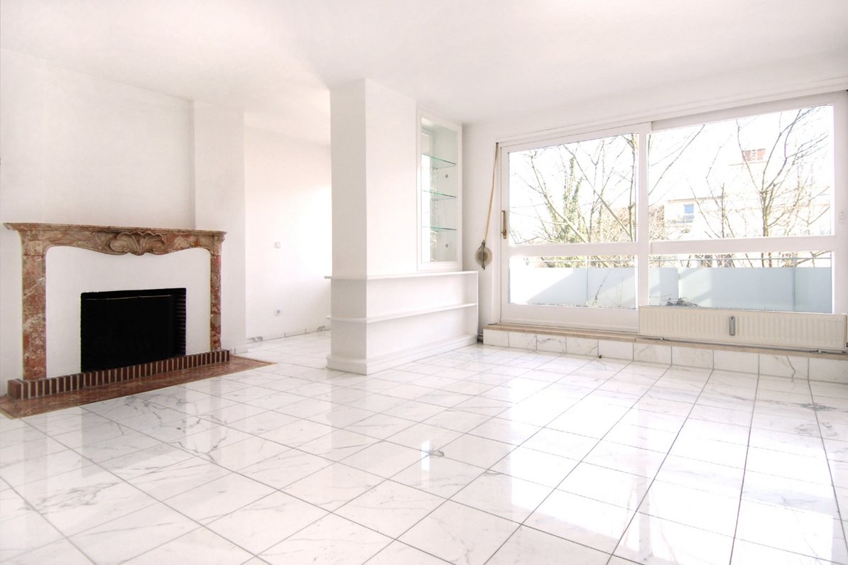 Wohnzimmer mit offenem Kamin