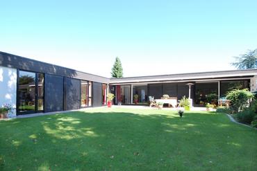 Attractive bungalow in Bauhaus style with high-quality equipment and enchanting south-west garden