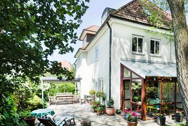 Attraktives Eckhaus mit Wintergarten und besonders schönem Süd-/Westgarten