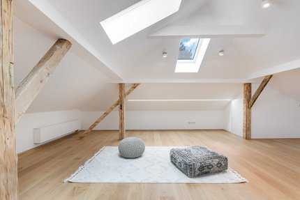 Airy, bright studio floor