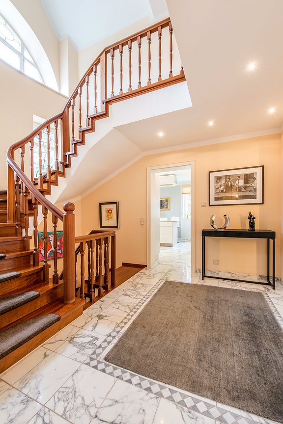 Eindrucksvolles, offenes Treppenhaus