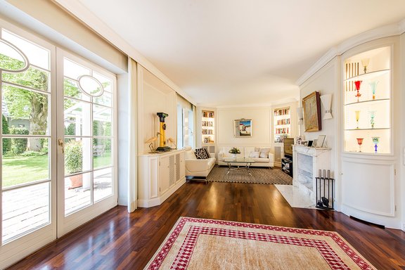 Freundlicher Wohnbereich mit Kamin