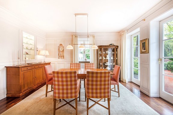 Lichterfüllter Essbereich mit Zugang zur Terrasse