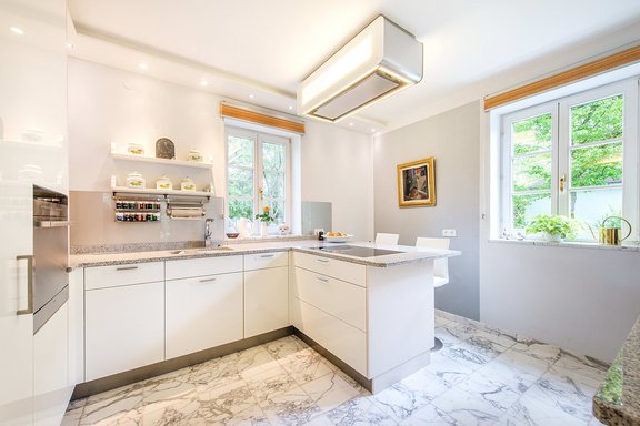 Moderne, maßgeschreinerte Einbauküche