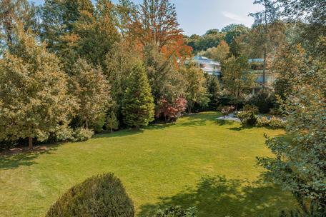 Building in the finest Herzogpark: Park plot with high privacy and approved villa planning