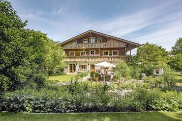 Bavarian Country Charm Meets Maison de Campagne: A Stylish Country House with a Serene, Natural Garden