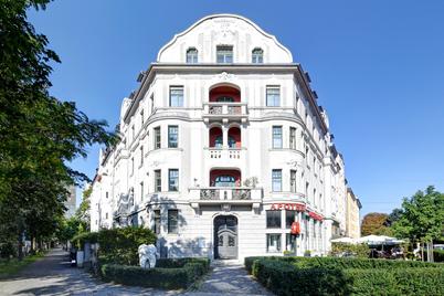 Impressive beautiful penthouse with spacious rooms in city palace from 1902