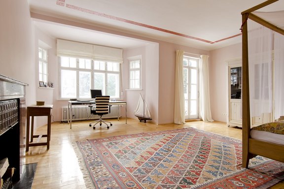 Bedroom with open fireplace and balcony