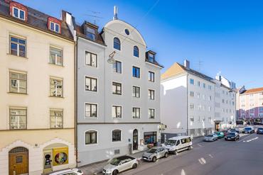 Solid old building with 13 residential and 3 commercial units in a central location in Sendling