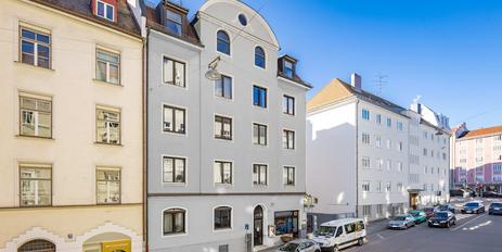 Solid old building with 13 residential and 3 commercial units in a central location in Sendling