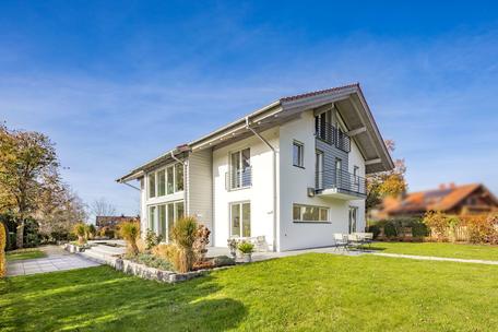Mountain views and idyllic flair: high-class, aesthetically pleasing home with a beautifully landscaped garden