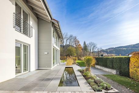 Mountain views and idyllic flair: high-class, aesthetically pleasing home with a beautifully landscaped garden