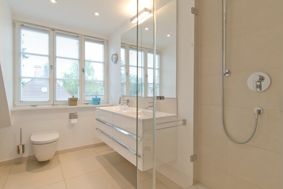 High quality equipped master bathroom
