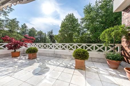 Bestlage Herzogpark: Sonnendurchflutetes 2-Zimmer-Penthouse mit spektakulärer Dachterrasse