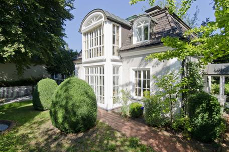 Bezaubernde Stadtvilla mit offenem Kamin und schön angelegtem Südgarten