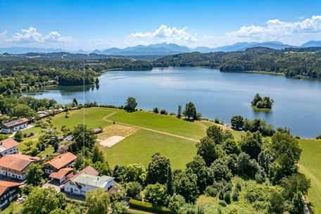 Charming, spacious country house with lake and alpine views on Seehamer See